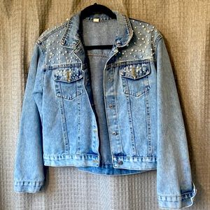 Women’s denim pearl studded jacket fits like a medium: large no tags